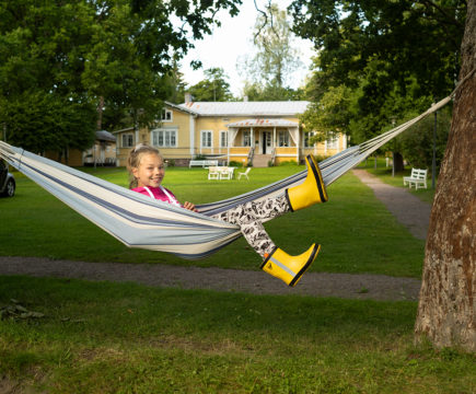 Loviisa Camping esittäytyy aurinkoisena kesäpäivänä idyllisen kauniina. Neljä vuotta sitten aloitettu uudistustyö on tuottanut hedelmää.