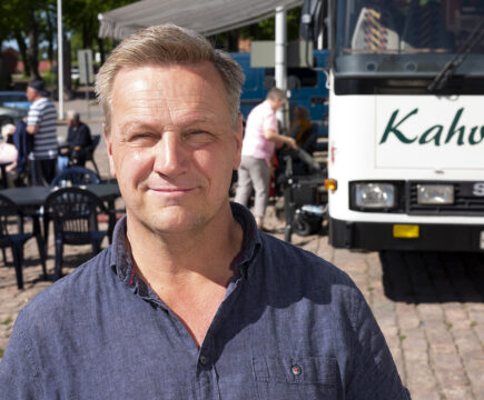 Kim Högström on pitänyt torikahvilaa entisessä kirjastoautossa yli 30 vuotta. Tuoreet sämpylät hän täyttää aamutuimaan kinkulla ja kananmunalla. Pannu käy kuumana koko päivän.