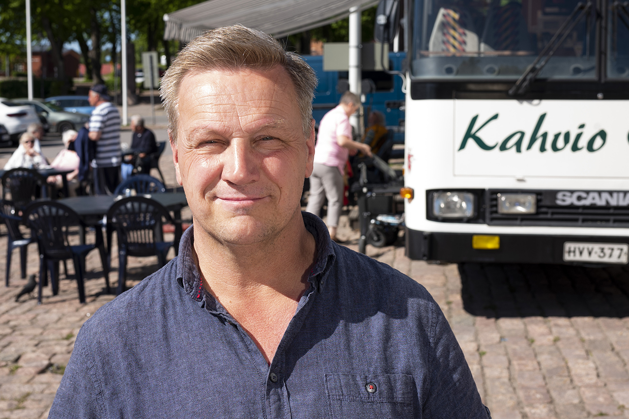 Kim Högström on pitänyt torikahvilaa entisessä kirjastoautossa yli 30 vuotta. Tuoreet sämpylät hän täyttää aamutuimaan kinkulla ja kananmunalla. Pannu käy kuumana koko päivän.